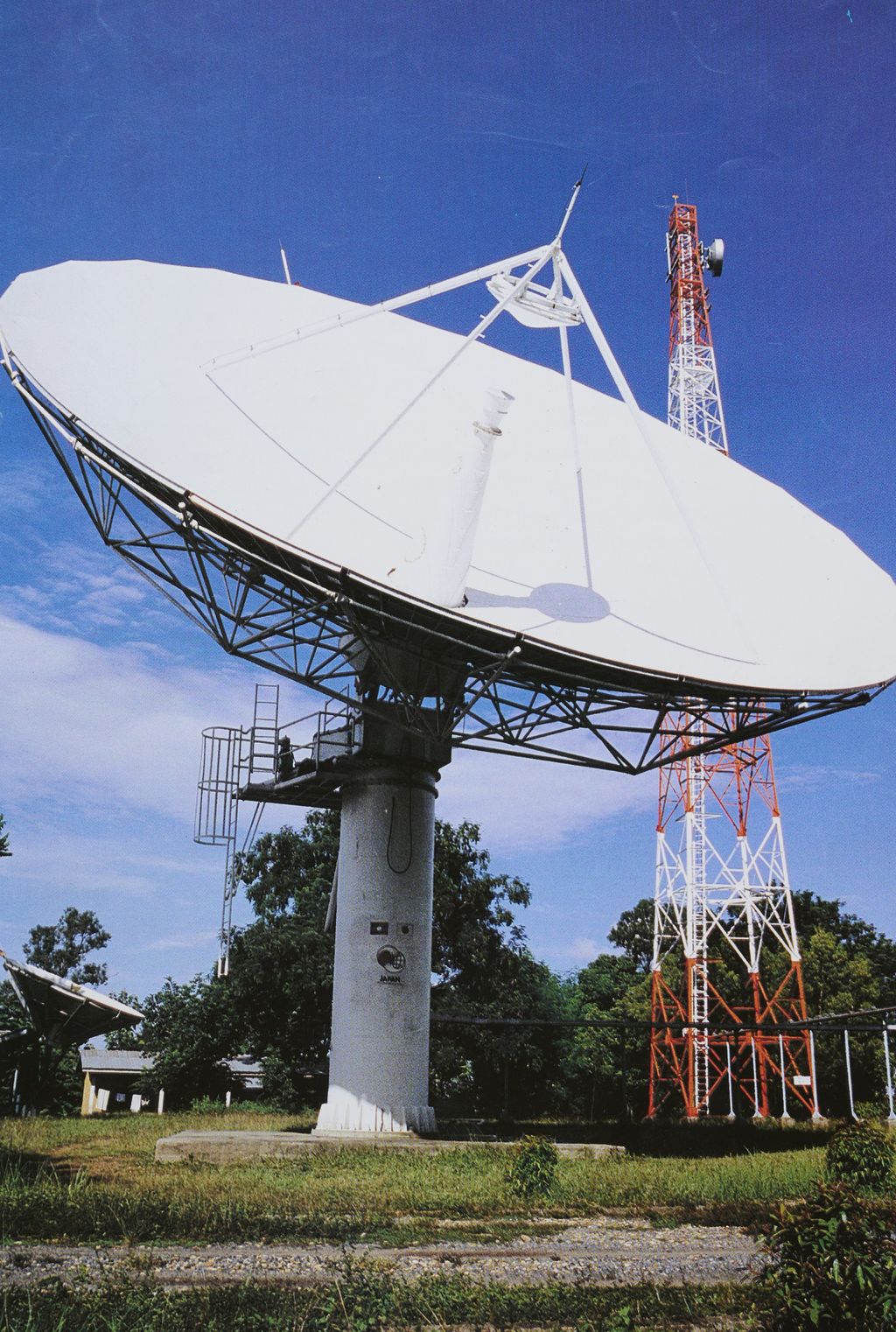 ແຜນ​ຮັບ​ສັນ​ຍານ​ດາວ​ທຽມ