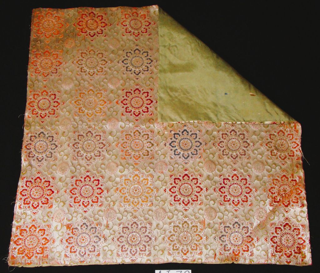 ຜ້າປູໂຕະ ເຮັດດ້ວຍຜ້າໄຫມ ລາຍດອກ ສີເຫລືອງອ່ອນ