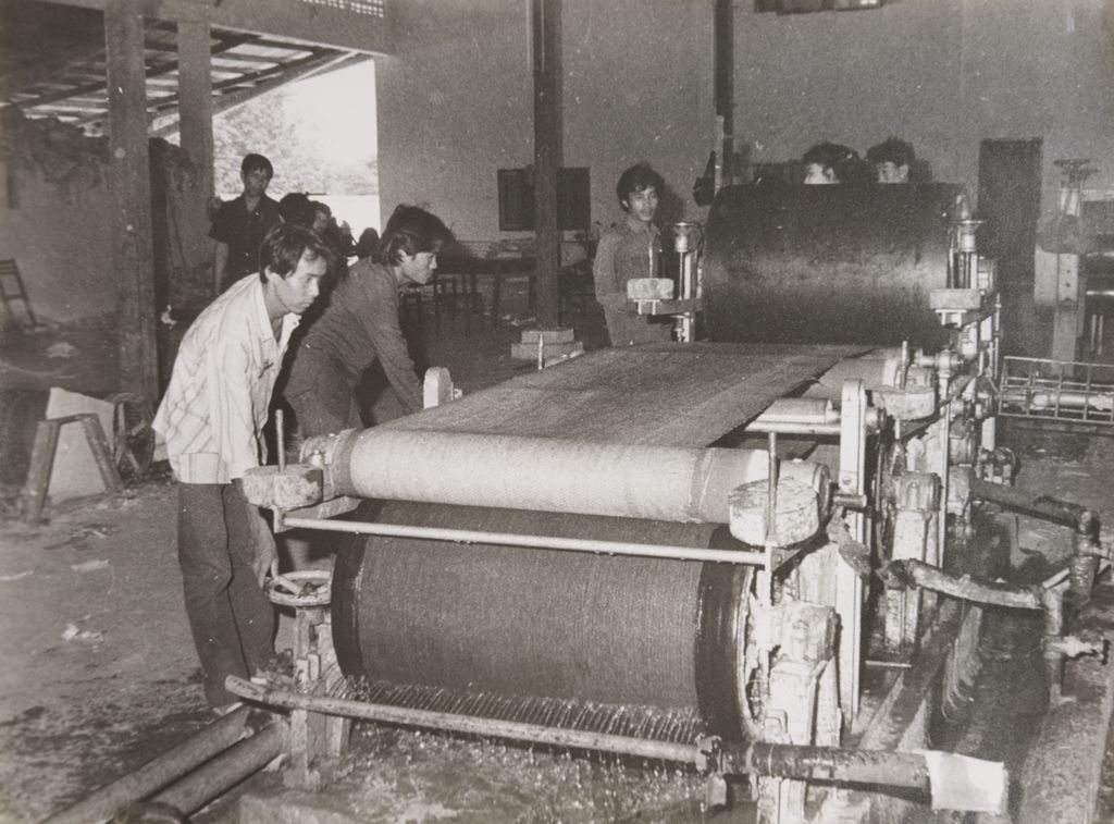 ໂຮງ​ງານ​ຜະ​ລິດ​ກະ​ສອບ​ປ່ານ