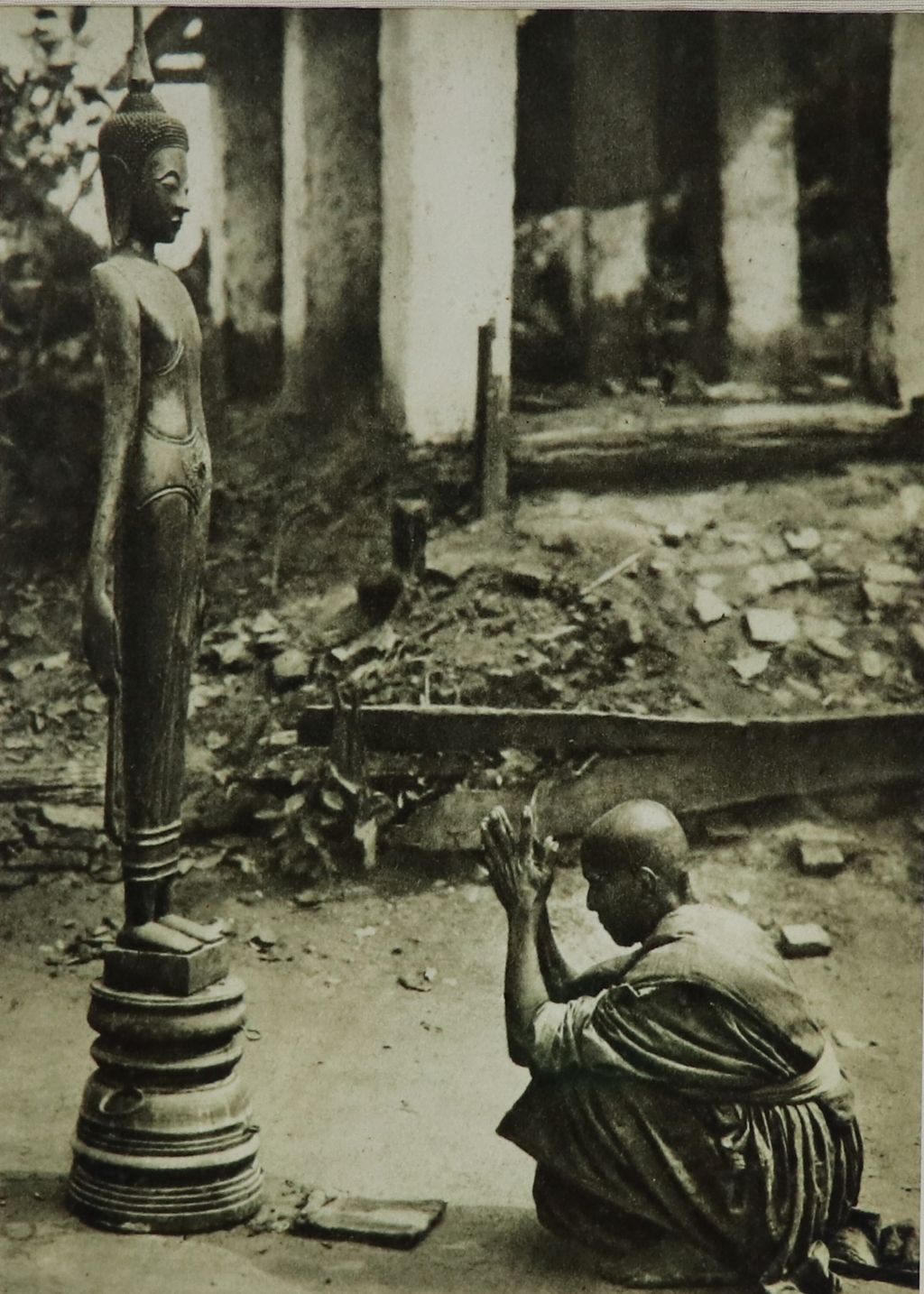 ຮູບ​ພ​າບຂາວດຳ ສາທຸນັ່ງນົບພຣະ ປີ 1930