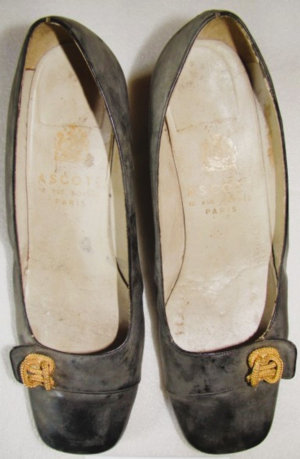 ເກີບຢ່ອງສົ້ນຕຶບ ຫນັງສີດໍາ