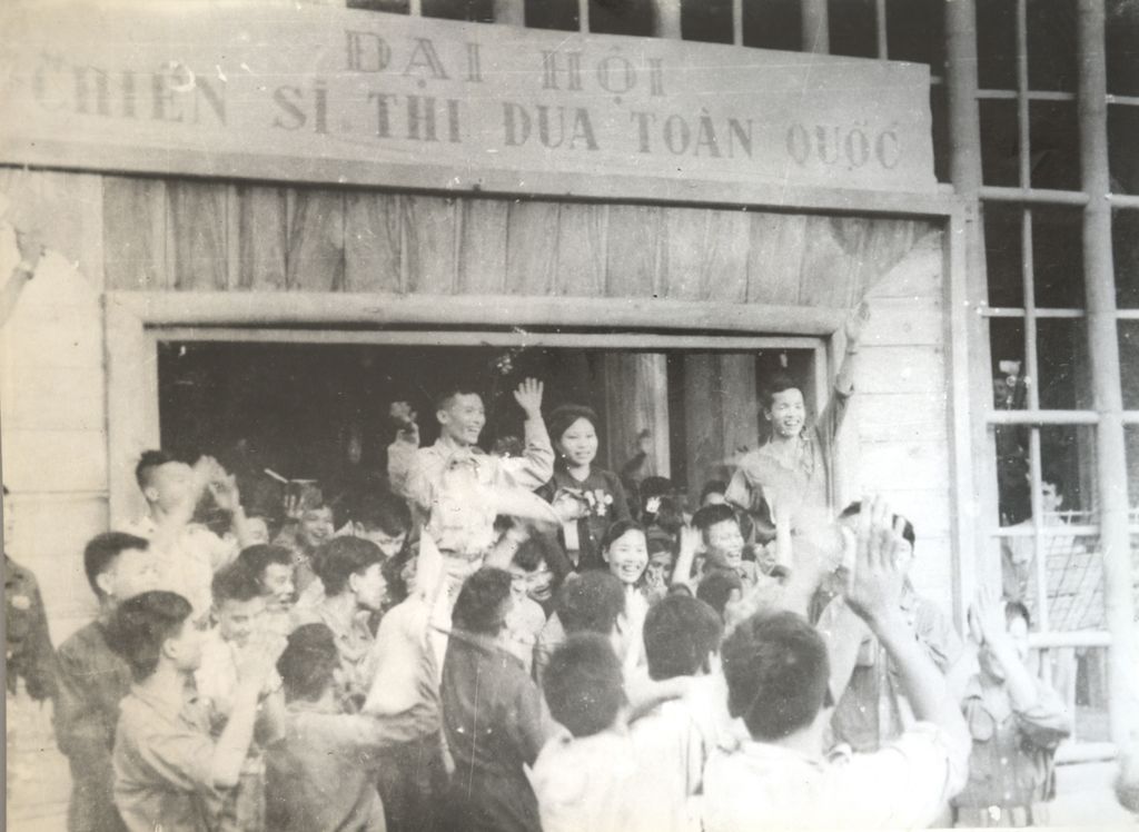 ປະ​ຊາ​ຊົນ​ຊົມ​ເຊີຍ​ໄຊ​ຊະ​ນະ​ຫວຽດ​ນາມ