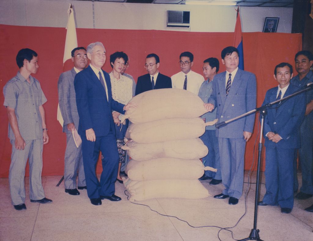 ທ່ານ ທອງ​ລຸນ ສິ​ສຸ​ລິດ ຮັບ​ເອົາ​ແນວ​ພັນ​ເຂົ້າ​ຈາກ​ຕ່າງ​ປະ​ເທດ