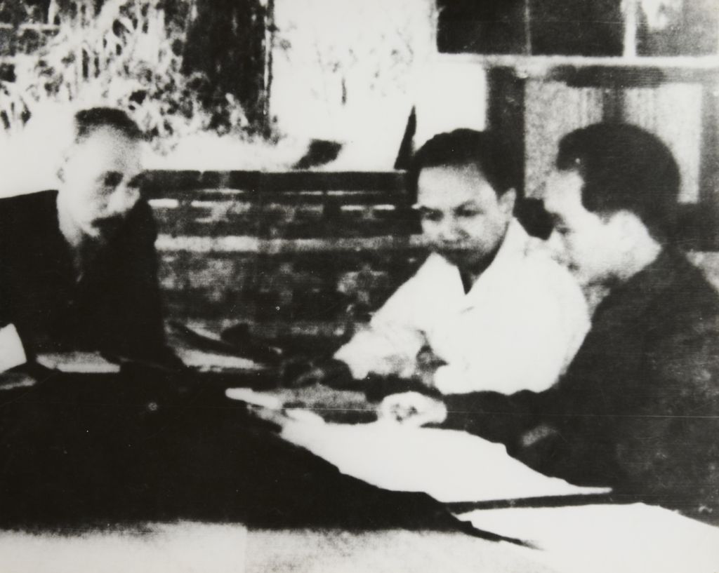 ລຸງໂຮຈິມິນ ພ້ອມຄະນະ 2 ທ່ານ