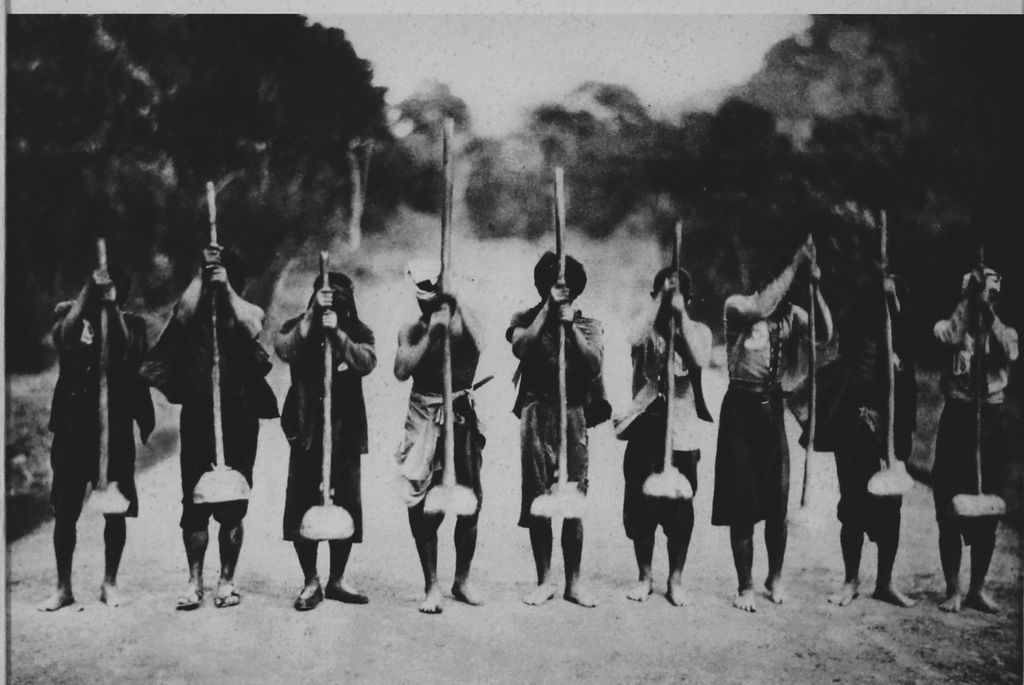 ຮູບພາບຂາວດໍາ ການສ້າງທາງຢູ່ຊຽງຂວາງ ປີ 1930