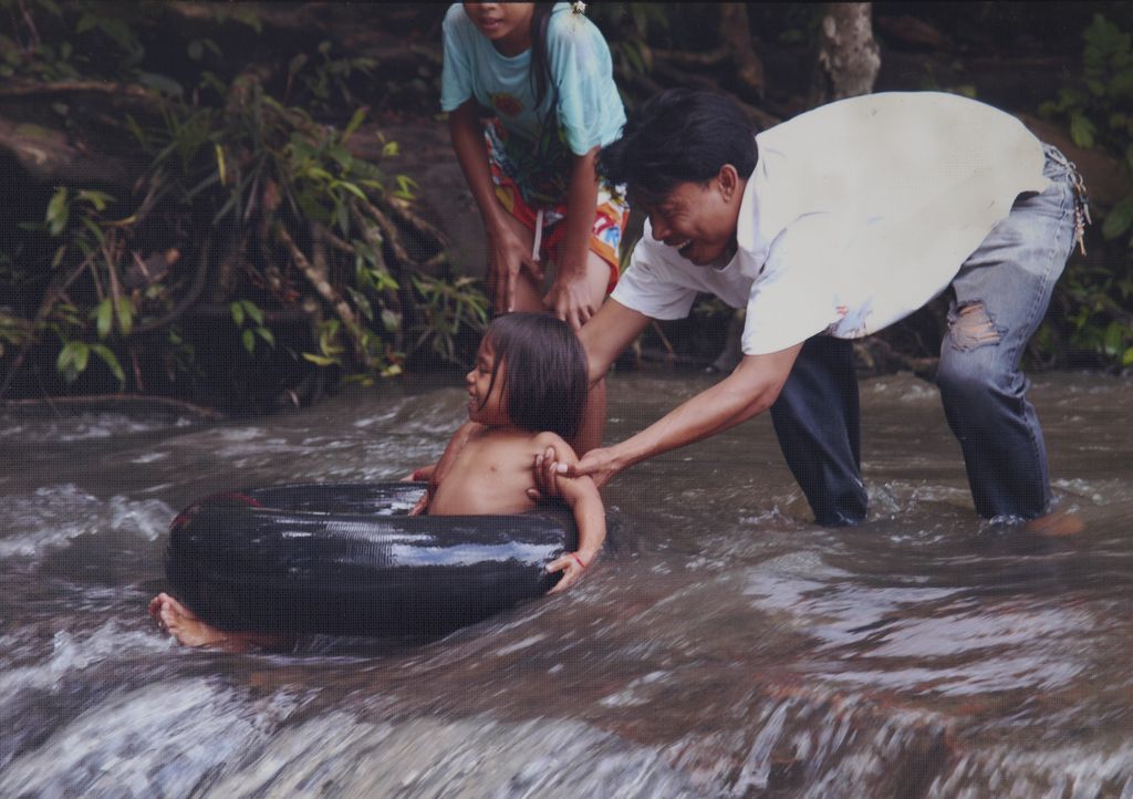 ຄອບ​ຄົວ​ປະ​ຊາ​ຊົນ