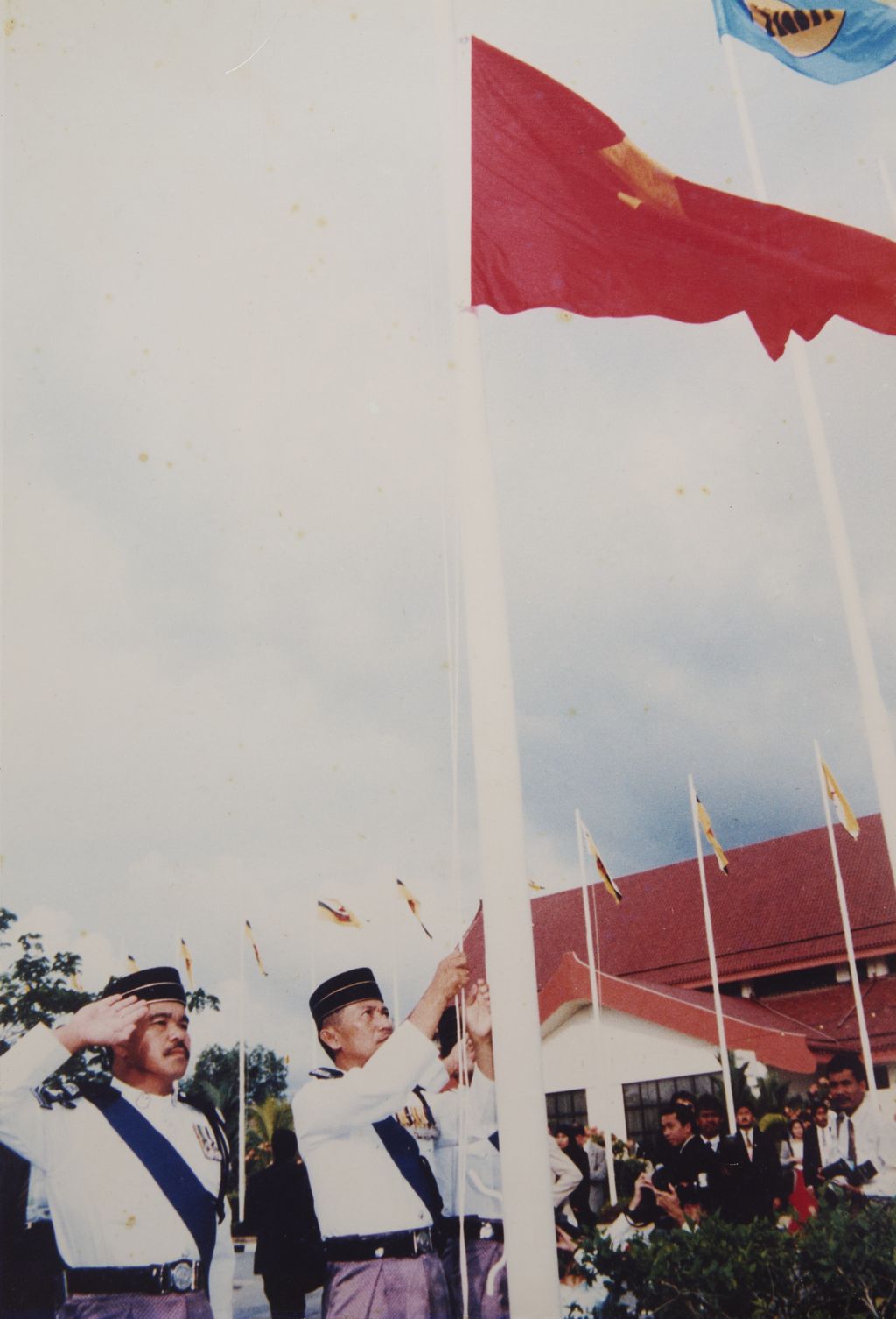 ວິ​ທີ​ດຶງ​ທຸງ​ຫວຽດ​ນາມ​ທີ່​ສູນ​ຈັດ​ກອງ​ປະ​ຊຸມ​ສາ​ກົນ ບູ​ໄນ​ຣ