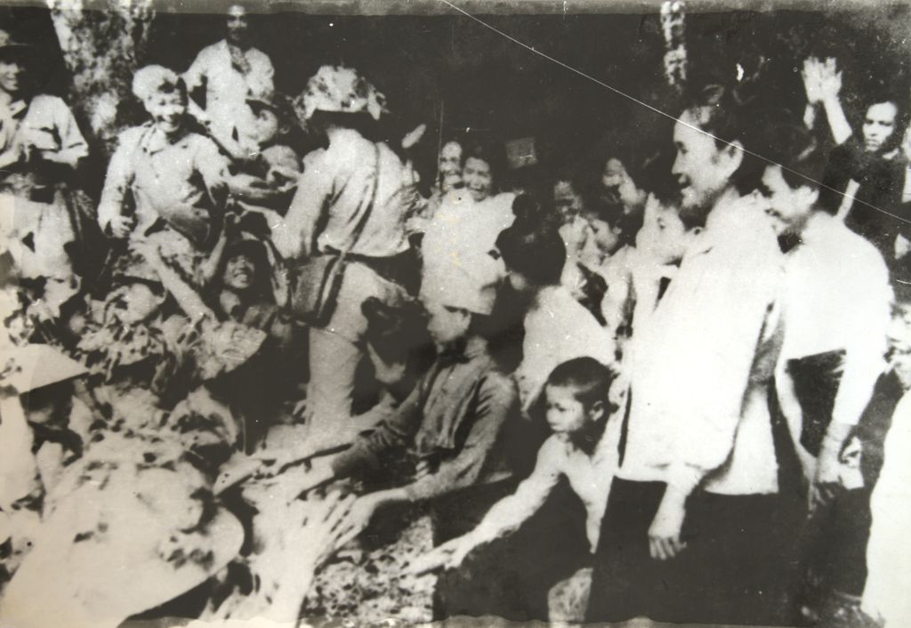 ປະ​ຊາ​ຊົນ​ລາວ​ຕ້ອນ​ຮັບ​ກອງ​ທະ​ຫານ​ຫວຽດ​ນາມ​ພາຍ​ຫຼັງ​ທີ່​ໄດ້​ຮັບ​ໄຊ​ຊະ​ນະ