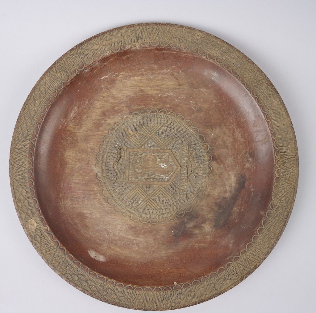 ຈານໄມ້ແກະສະລັກ