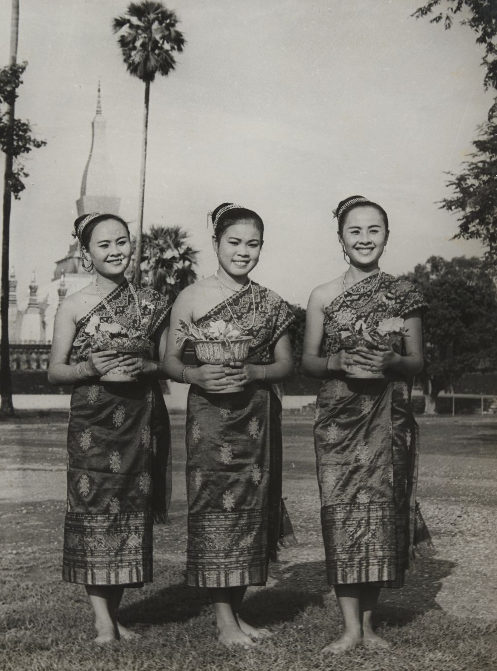 ສາມ​ສາວ​ຖ່າຍ​ຮູບ​ພາບ​ຢູ່​ບໍ​​ລິ​ເວນ​ທາດ​ຫຼວງວຽງ​ຈັນ