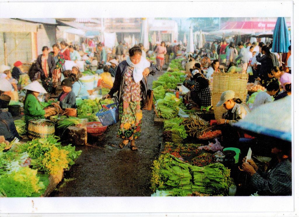 ຮູບ​ຕະ​ຫລາດແຫ່ງ​ໜຶ່ງ​ໃນ​ນະ​ຄອນ​ຫລວງວຽງ​ຈັນ