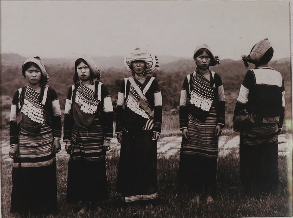 ຮູບ​ພ​າບຂາວດຳ ແມ່ຍິງເຜົ່າກໍ່ ຜົ້ງສາລີ  ປີ1930