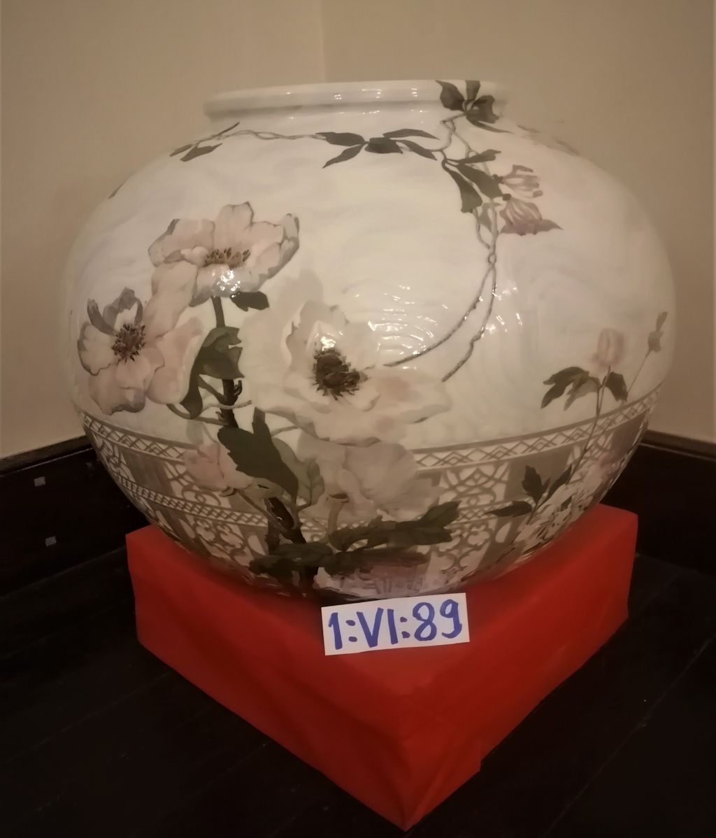 ໂຖດິນເຜົາ ສີຂາວ ລາຍດອກໄມ້.