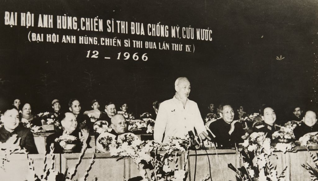 ທ່ານ ໂຮ​ຈິ​ມິນ ພ້ອມ​ກັບ​ກອງ​ປະ​ຊຸມ​ນັກ​ຮົບ​ວິ​ລະ​ຊົນ​ຕ້ານ​ອາ​ເມ​ຣິ​ກາ​ເມື່ອ​ວັນ​ທີ 7 ທັນ​ວາ ປີ1966