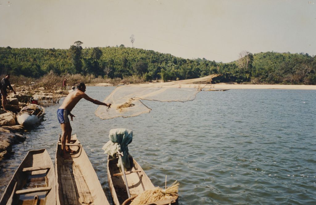 ການ​ຫາ​ປາ​ໃນ​ແມ່​ນ້ຳ​ເທີນ​ແຂວງ​ບໍ​ລິ​ຄຳ​ໄຊ