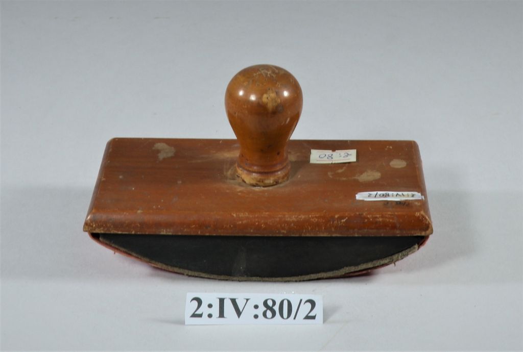 ອັນຊັບນໍ້າເມິກ ເຮັດດ້ວຍໄມ້.