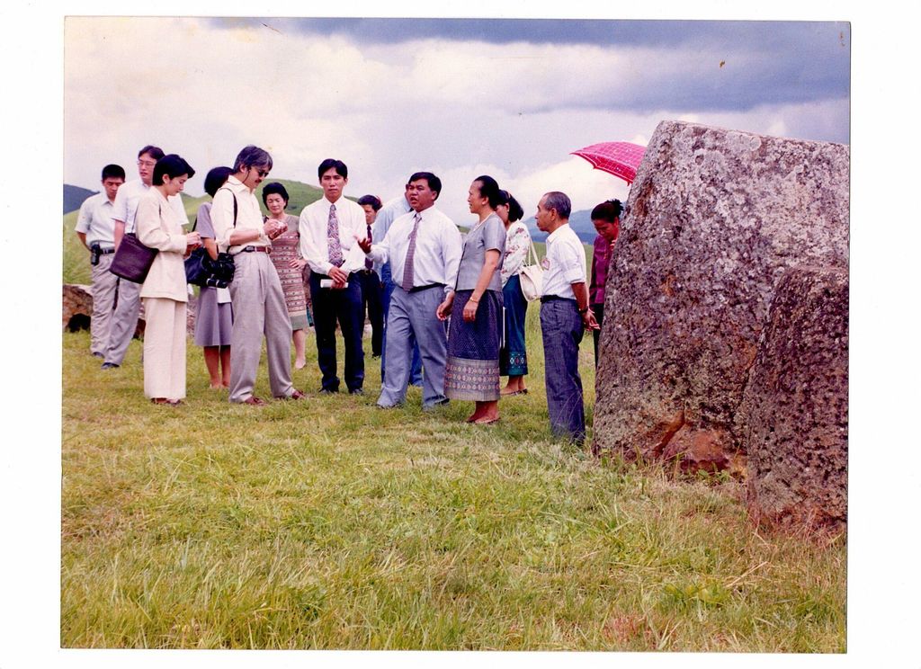 ເຈົ້າ​ຊາຍ​ພ້ອມ​ດ້ວຍ​ເຈົ້າ​ຍິງ​ອາ​ກະ​ຊິ​ໂມະ​ແຫ່ງ​ຍີ​ປຸ່ນ​ໄດ້​ໄປ​ທ່ຽວ​ຊົມ​ທົ່ງ​ໄຫ​ຫີນ​ຊຽງ​ຂວາງ