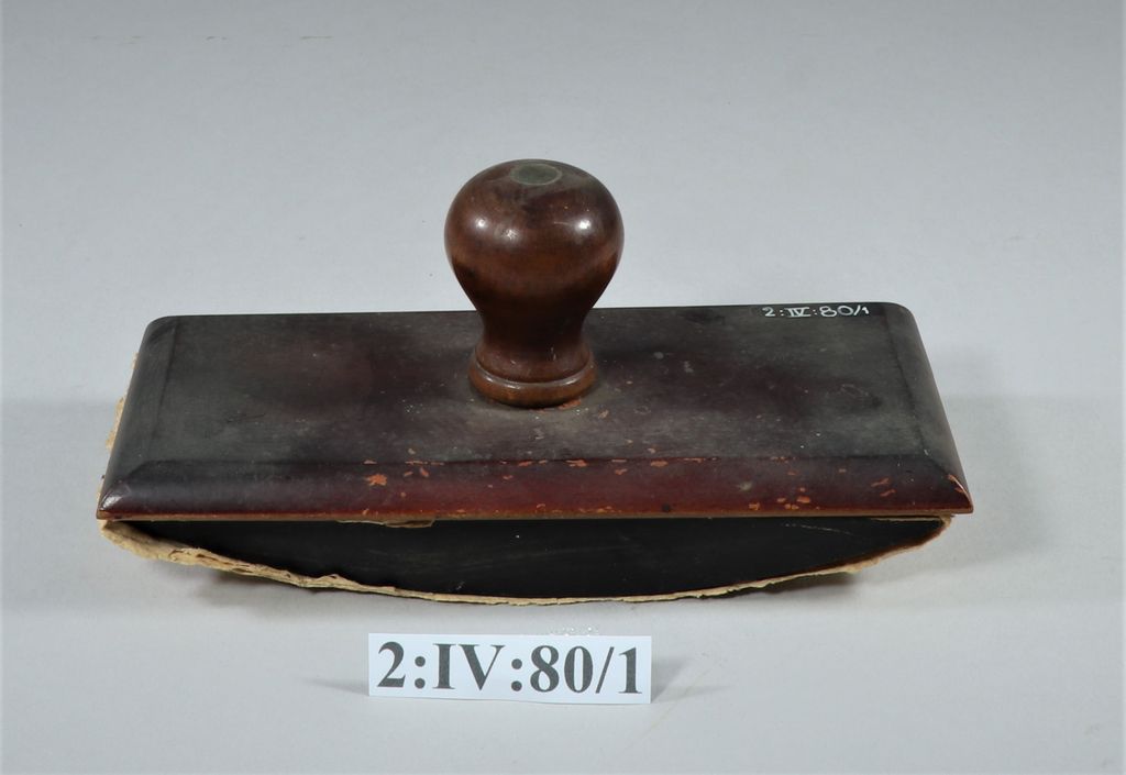 ອັນຊັບນໍ້າເມິກ ເຮັດດ້ວຍໄມ້.