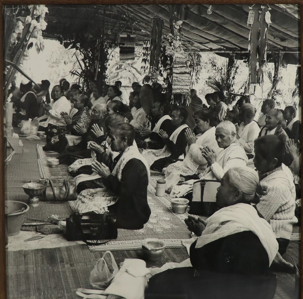 ຮູບພາບຂາວດໍາ ເຖົ້າແກ່ອາວຸໂສ ນັ່ງນົບ