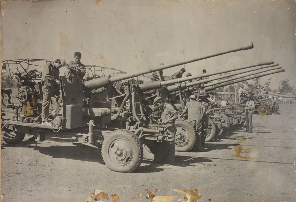 ອ້າຍນ້ອງນັກຮົບປືນໃຫຍ່ໄດ້ກະກຽມເພື່ອປ້ອງກັນກອງປະຊຸມໃຫຍ່ຄັ້ງທີ 3