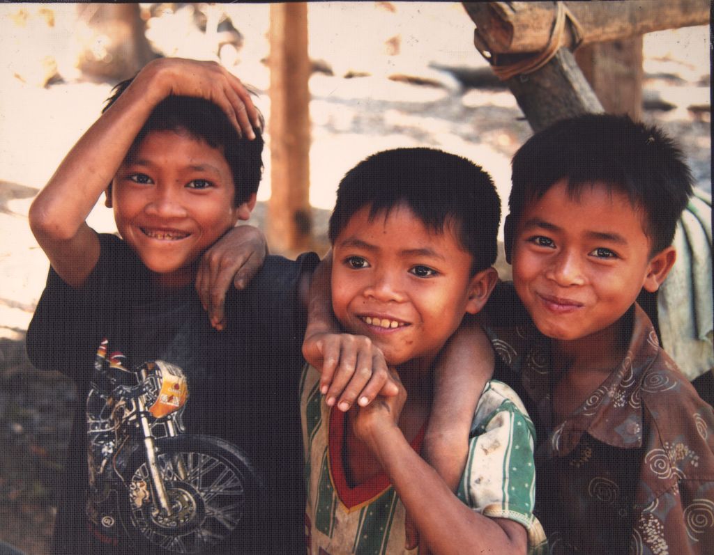 ເດັກນ້ອຍຊາຍສາມຄົນ ແຂວງອັດຕະປື