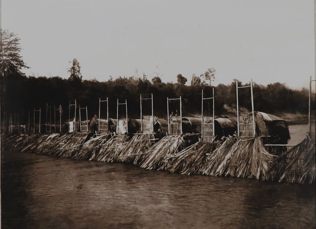 ຮູບພາບຂາວດໍາ ວິທີຈັບປາແກງຂອງຊາວປະມົງທີ່ແມ່ນໍ້າຄານ ປີ 1910