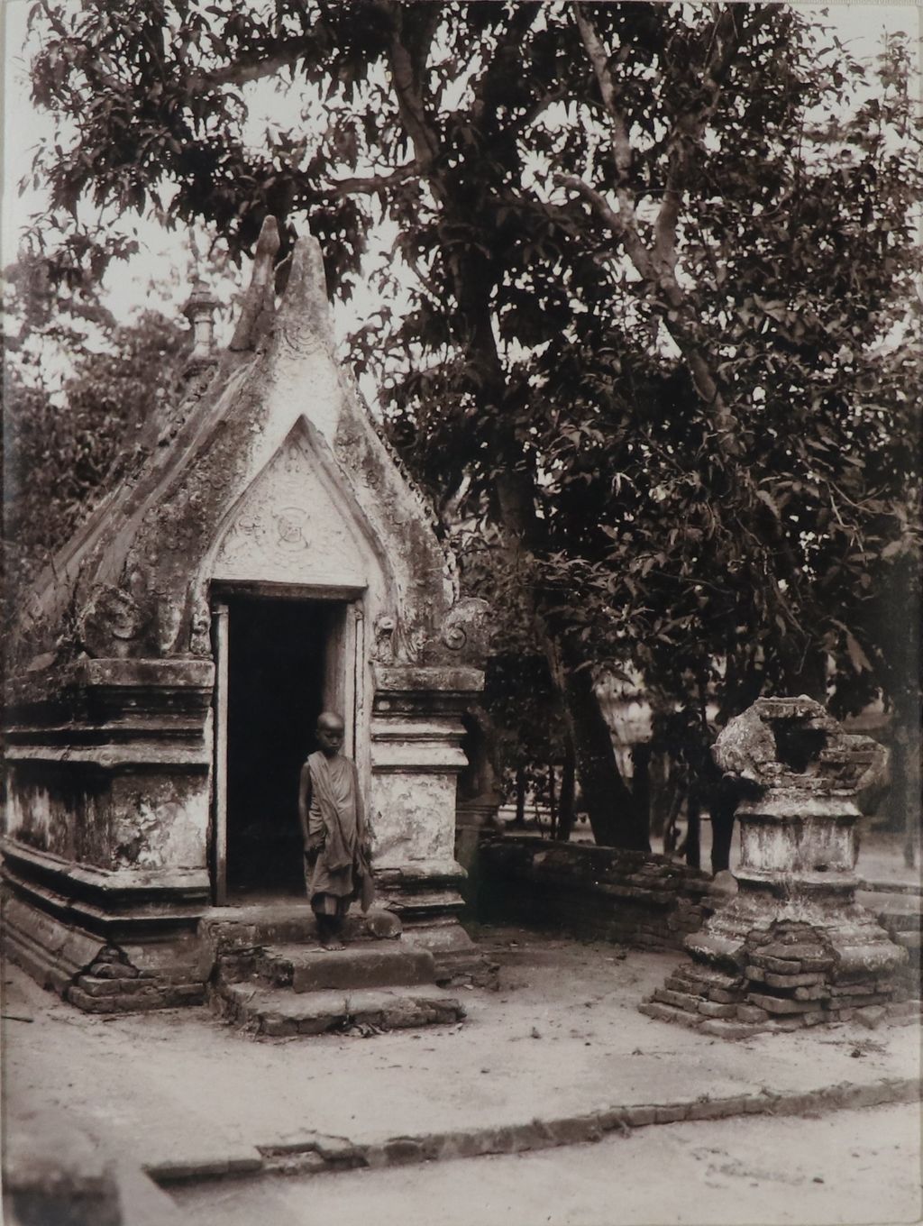 ຮູບພາບຂາວດໍາ ວັດນາກຫໍໄຫວ້ພະພຸດທະຮູບປາງປະທັບຢືນ ປີ 1920