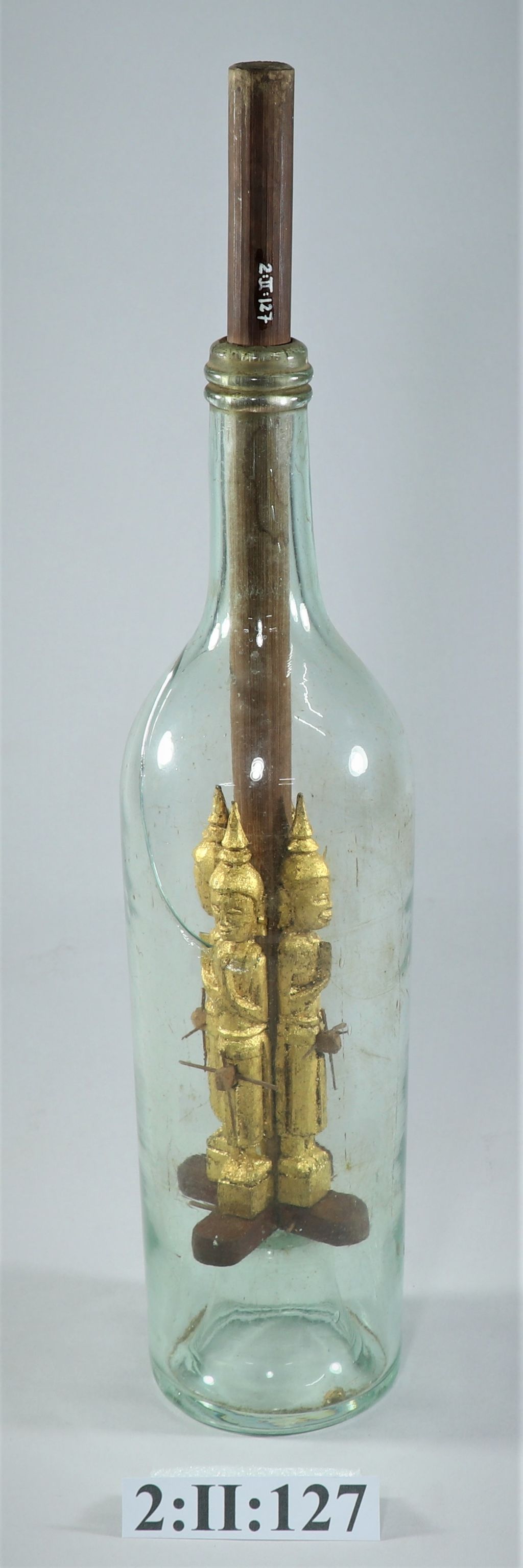 ພຣະພຸດທະຮູບໄມ້ 4 ອົງ ຢູ່ໃນຂອດແກ້ວ.