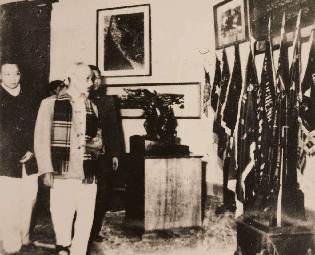 ທ່ານ ໂຮ​ຈິ​ມິນ ຢ້ຽມ​ຢາມ​ຫໍ​ພິ​ພິ​ທະ​ພັນ