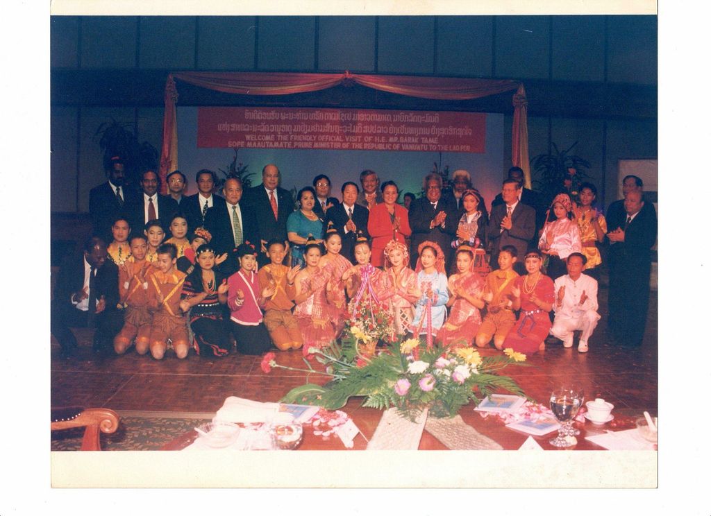 ຄະ​ນະ​ວິ​ລະ​ປະ​ກອນ​ສູນ​ກາງ​ໄດ້​ສະ​ແດງ​ຮັບ​ໃຊ້​ຫຼື​ຖ່າຍ​ຮູບ​ລວມ​ນາ​​ຍຍົກອາ​ປູ​ອາ​ຕູ