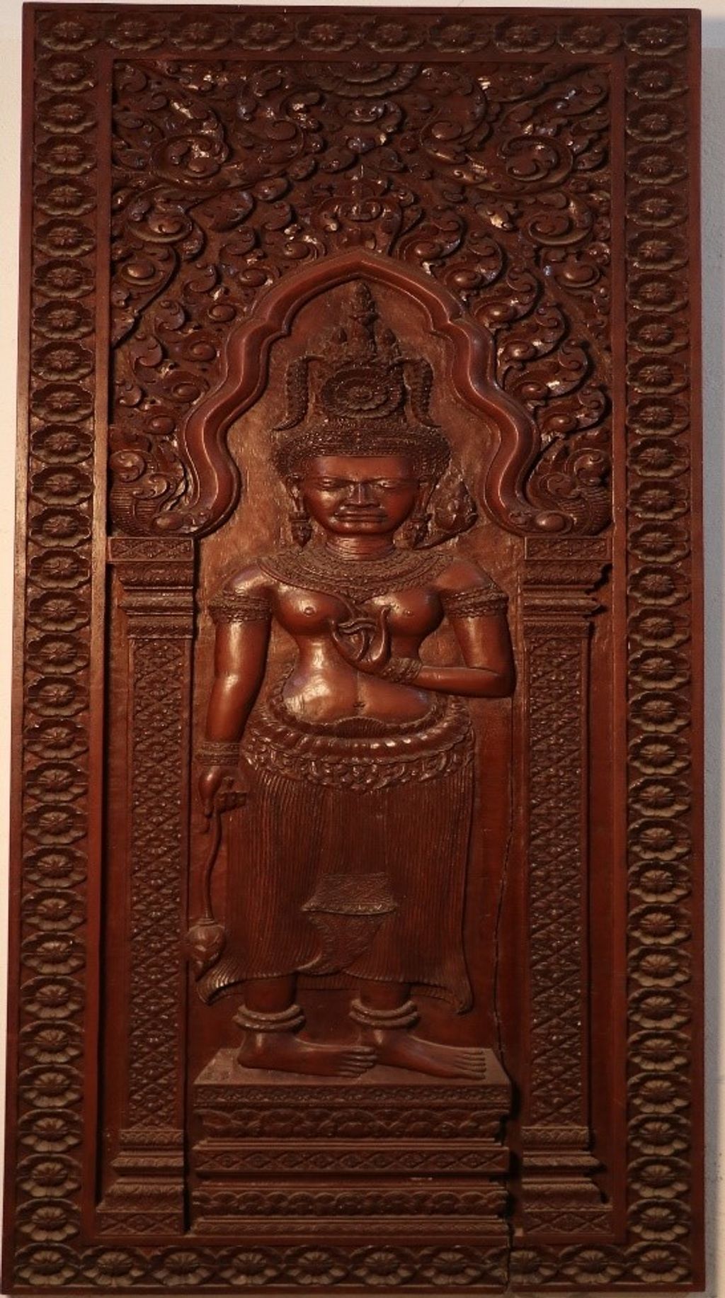 ໄມ້ແກະສະລັກ ຮູບຜູ້ຊາຍໃນທ່າຍຶນ.