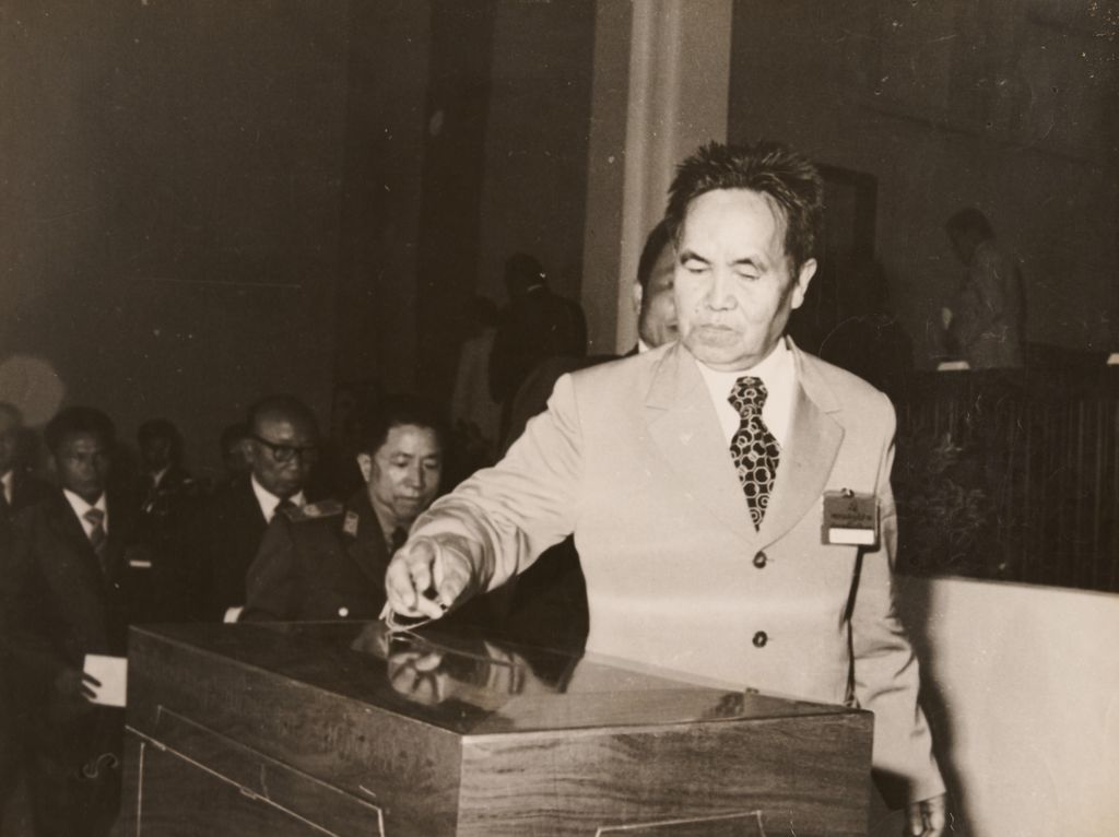 ປ່ອນ​ບັດ​ເລືອກ​ເອົາ​ຄະ​ນະ​ບໍ​ລິ​ຫານ​ງານ​ສູນ​ກາງ