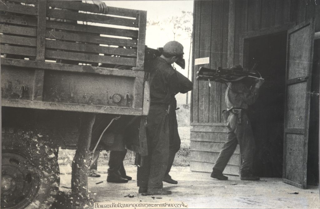 ຍຶດ​ ແລະ ເກັບ​ມ້ຽນ​ອາ​ວຸດ​ຂອງ​ທະ​ຫານ​ຝ່າຍ​ວຽງ​ຈັນ