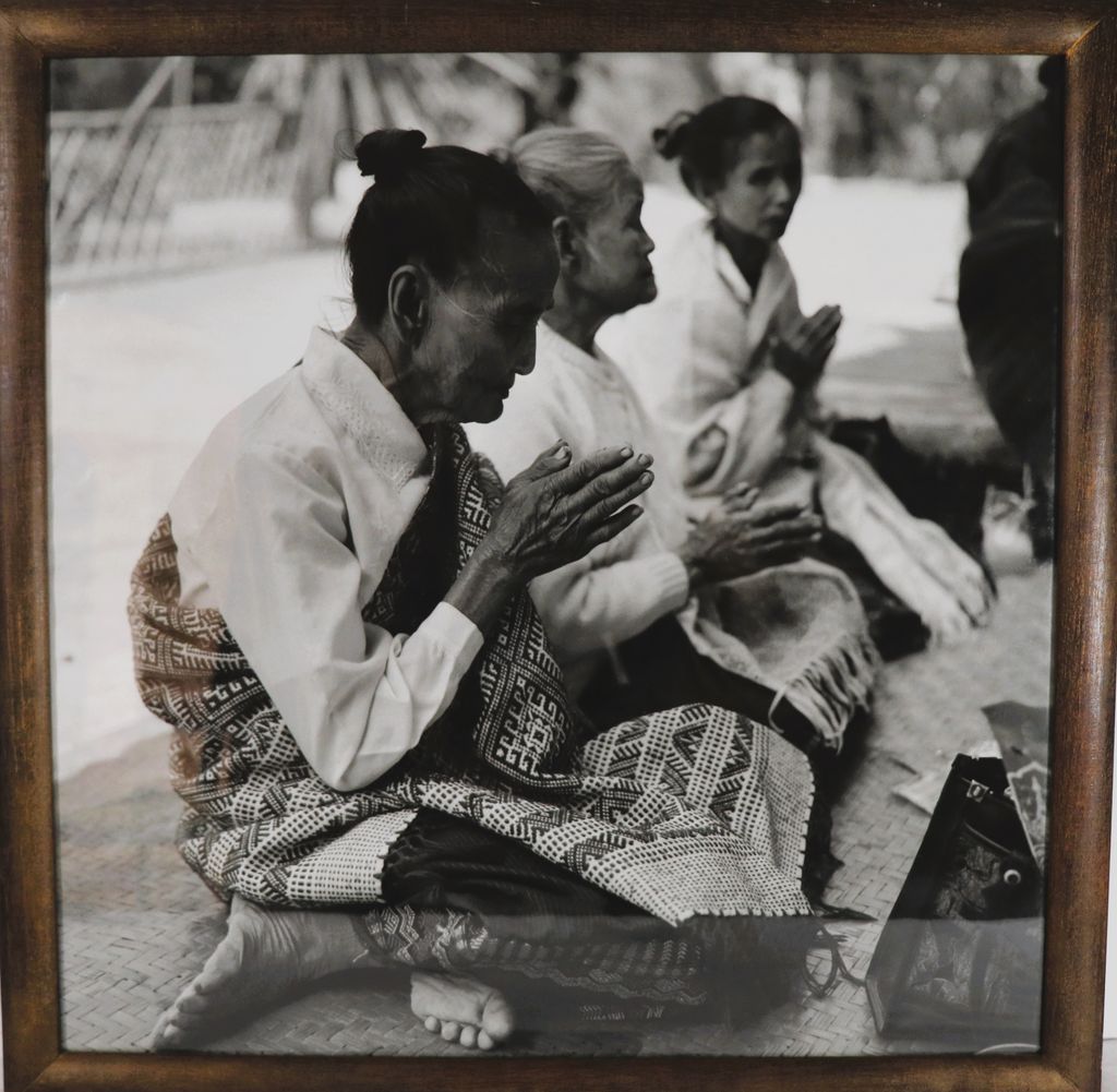 ຮູບພາບຂາວດຳ  ຮູບຜູ້ຍິງນັ່ງນົບ