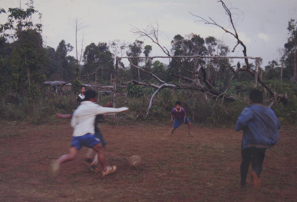 ເຕະ​ບານ ຢູ່​ປາກ​ຊ່ອງ ແຂ​ວງ​ຈຳ​ປາ​ສັກ