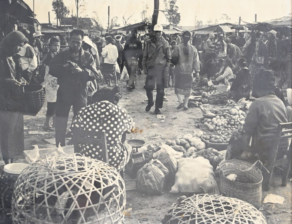 ຕະ​ຫຼາດ​ຂາຍ​ສິນ​ຄ້າ