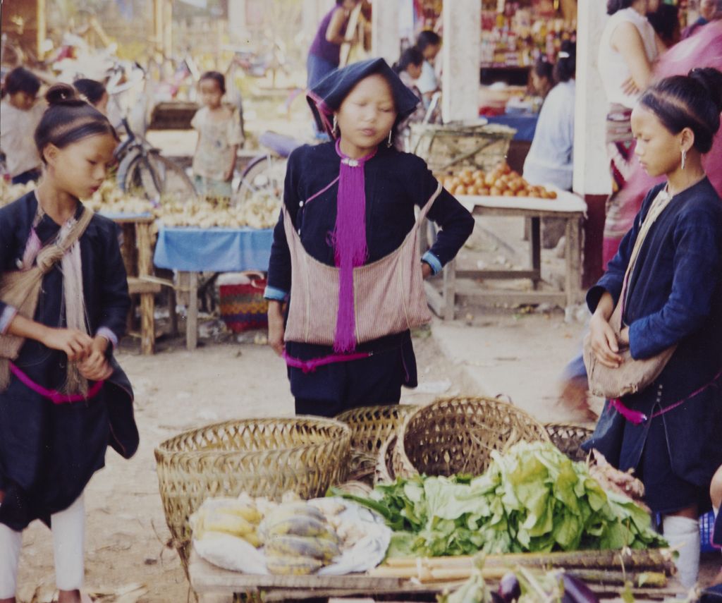 ຕະ​ຫຼາດ​ໃນ​ຊົນ​ນະ​ບົດ