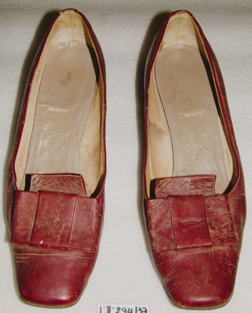 ເກີບຢ່ອງ ສົ້ນຫນາ ຫນັງສີຂຽວ