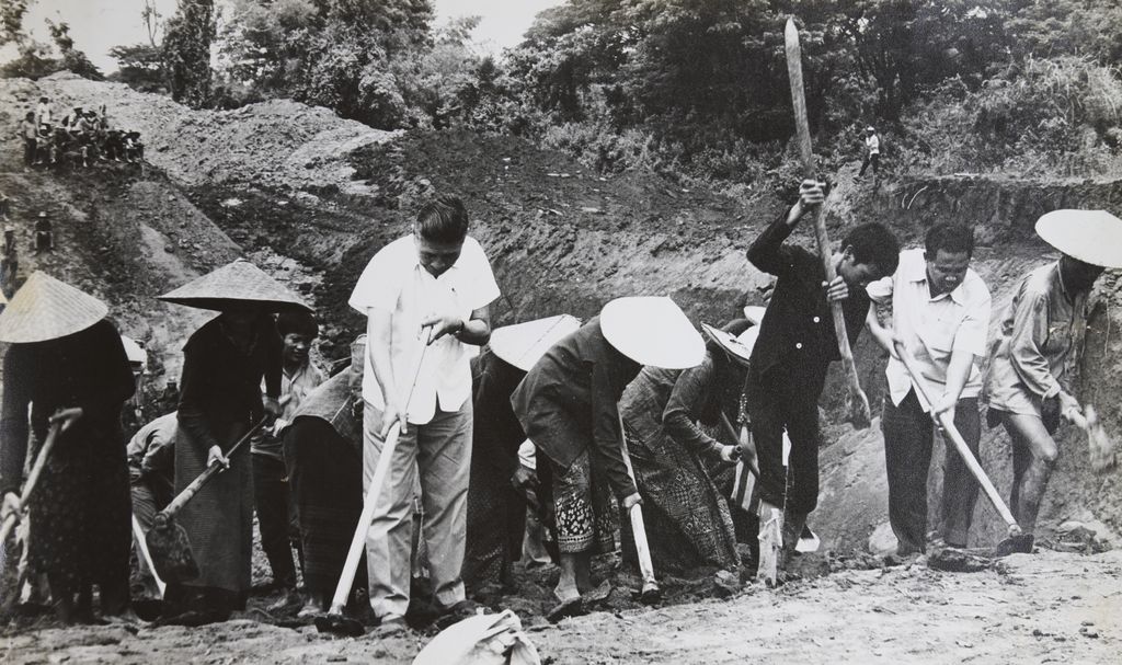 ທ່ານ ໜູ​ຮັກ ປະ​ທານ​ປະ​ເທດ​ອອກ​ແຮງ​ງານ​ຮ່ວມ​ກັບ​ປະ​ຊາ​ຊົນ