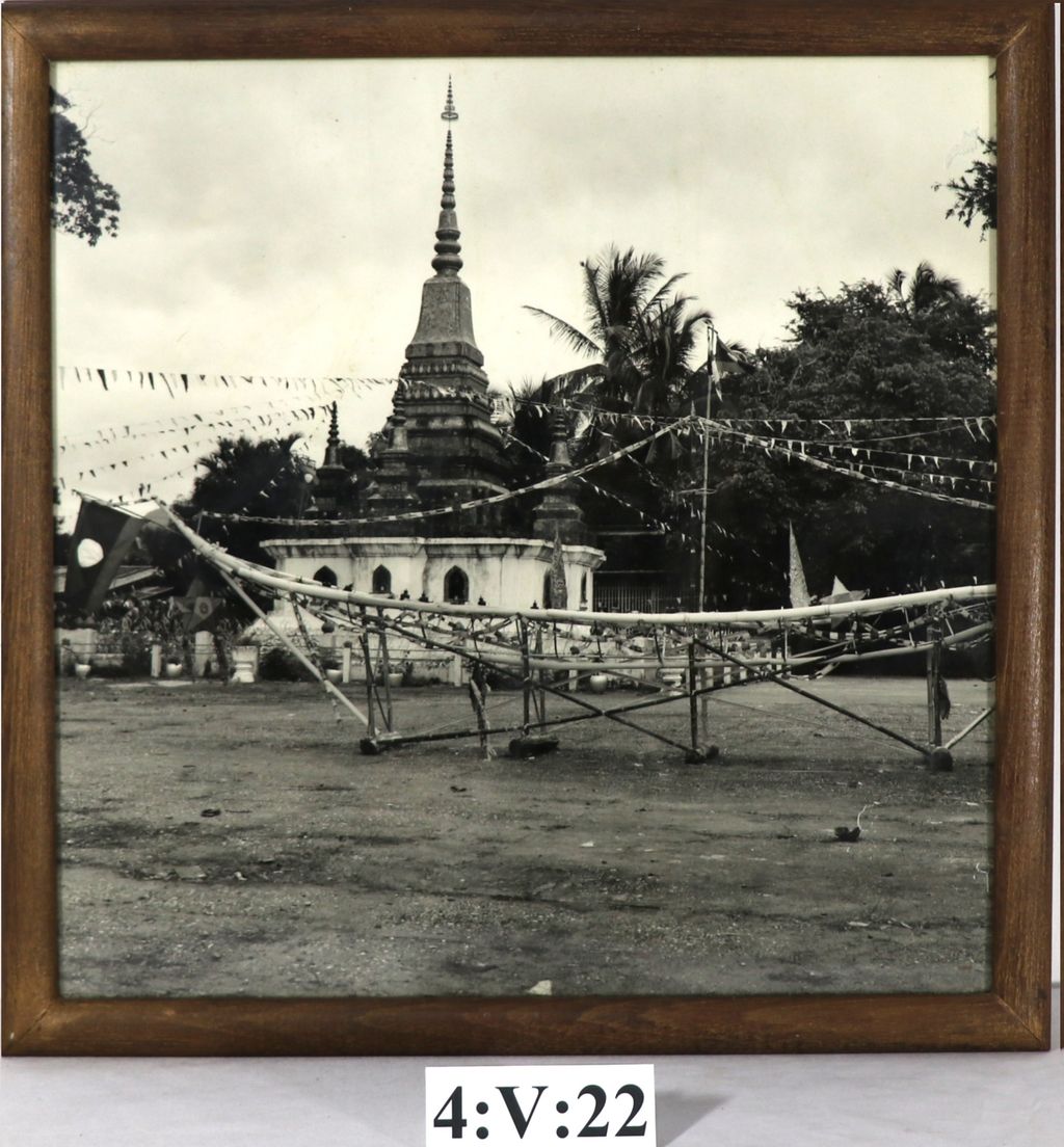 ຮູບ​ພາບ​ຂາວ​ດຳ​ເຮືອ​ໄຟ​ບົກ​ມີ​ພະ​ທາດ