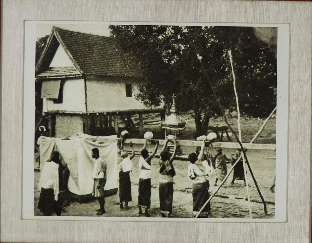 ຮູບ​ພ​າບຂາວດຳ ຄົນລາວສົງນໍ້າພະປີໃໝ່ລາວ ປີ 1930