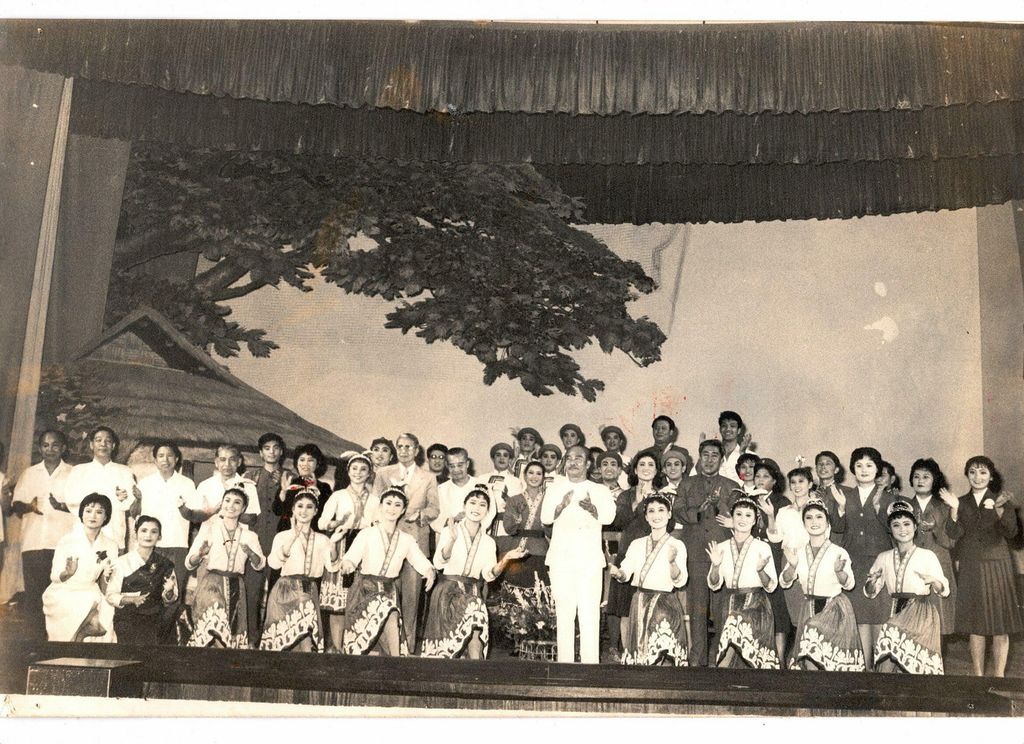 ການສະແດງຄະນະສິລະປະແຂວງກວາງໂຈໄດ່ຖ່າຍຮູບນຳທ່ານສຸພານຸວົງ ແລະ ຜູ້ນຳອື່ນໆ