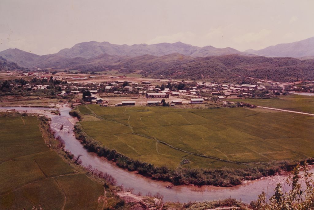 ໝູ່​ບ້ານ​ແຄມ​ທົ່ງ​ນາ