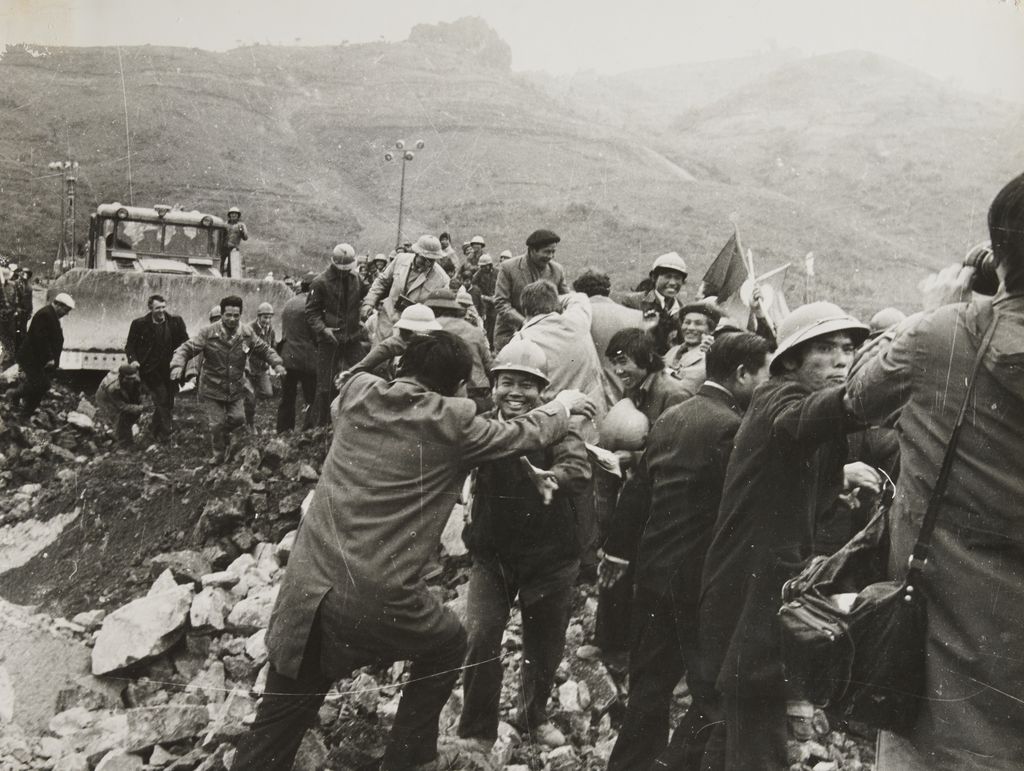 ທະ​ຫານ​ຊ້ອມ​ແປງ​ຫົນ​ທາງມວນ​ຊົນ