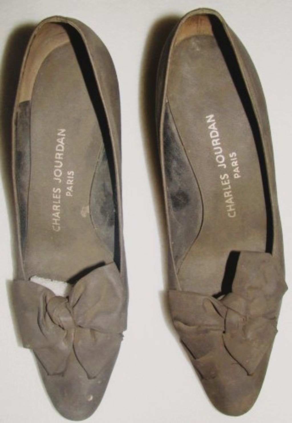 ເກີບຢ່ອງ ສົ້ນເຂັມ ຜ້າໄຫມ ສີດໍາ