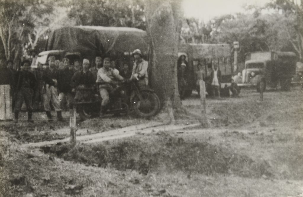 ຄ້າຍ​ທະ​ຫານ​ອາ​ເມ​ລິ​ກາ ແລະ ລູກ​ສະ​ໝູນ