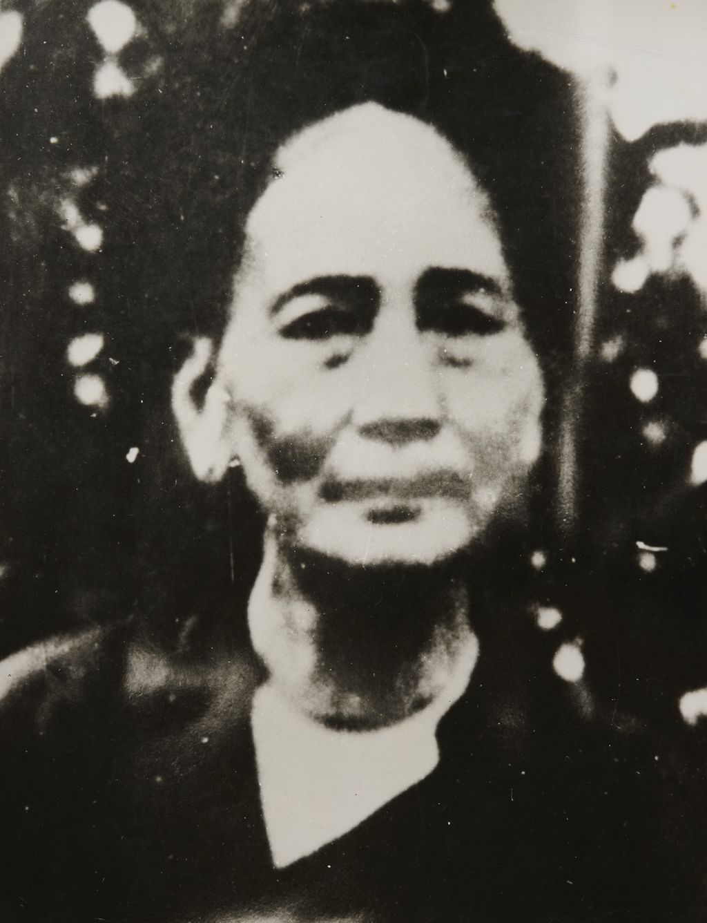 ແມ່​ເຖົ້າ​ຫງວ້ຽນ ​ທີ​ແທງ ປີ 1884-1954 ເປັນ​ເອື້ອຍ​ຂິງ​ຂອງ​ປະ ທານ ໂຮ​ຈິ​ມິນ