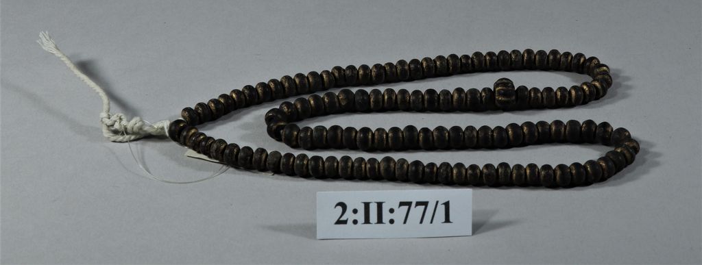 ສາຍຄໍໝາກຕຸ້ມ ເຮັດດ້ວຍໄມ້.