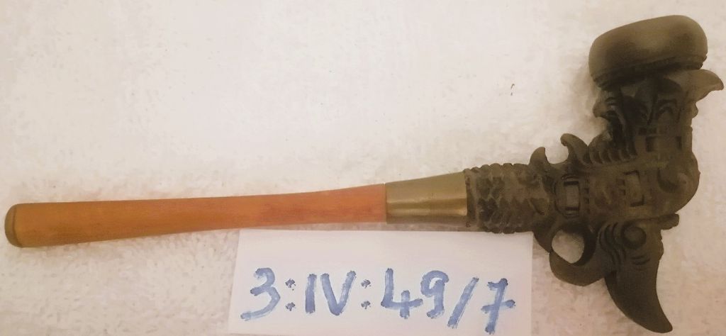 ກອກຢາສູບ ເຮັດດ້ວຍໂລຫະ ມີປອກທອງ ກັ່ນສູບເຮັດດ້ວຍໄມ້