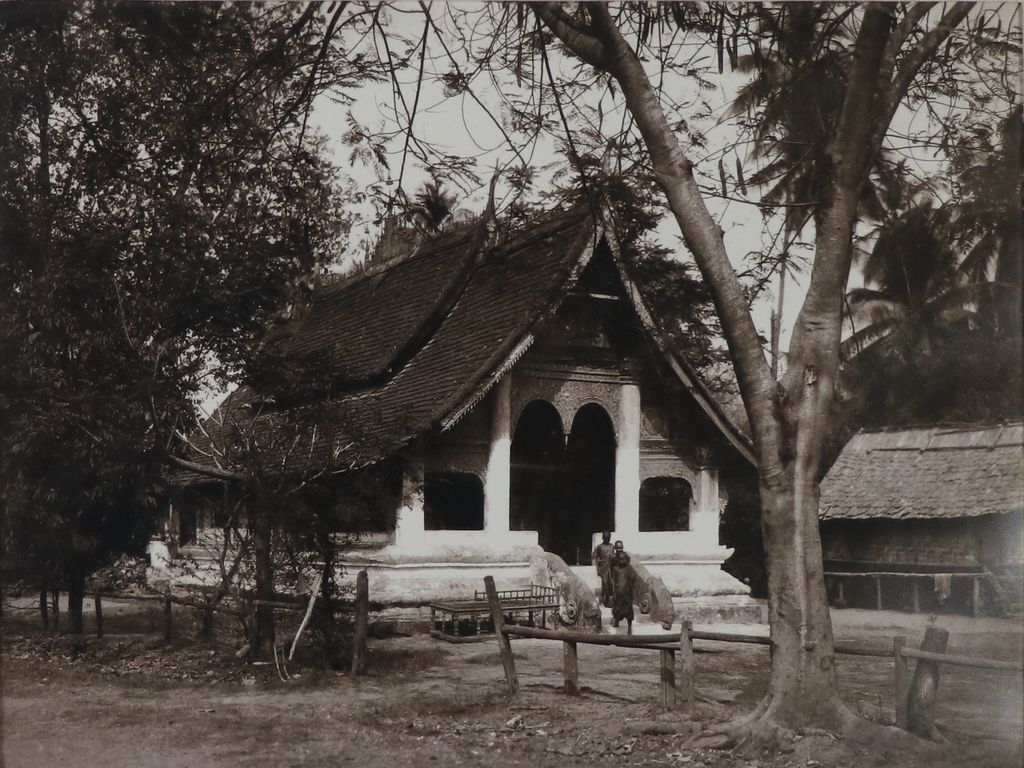 ຮູບພາບຂາວດໍາ ວິຫານວັດສີບຸນເຮືອງ ປີ 1949